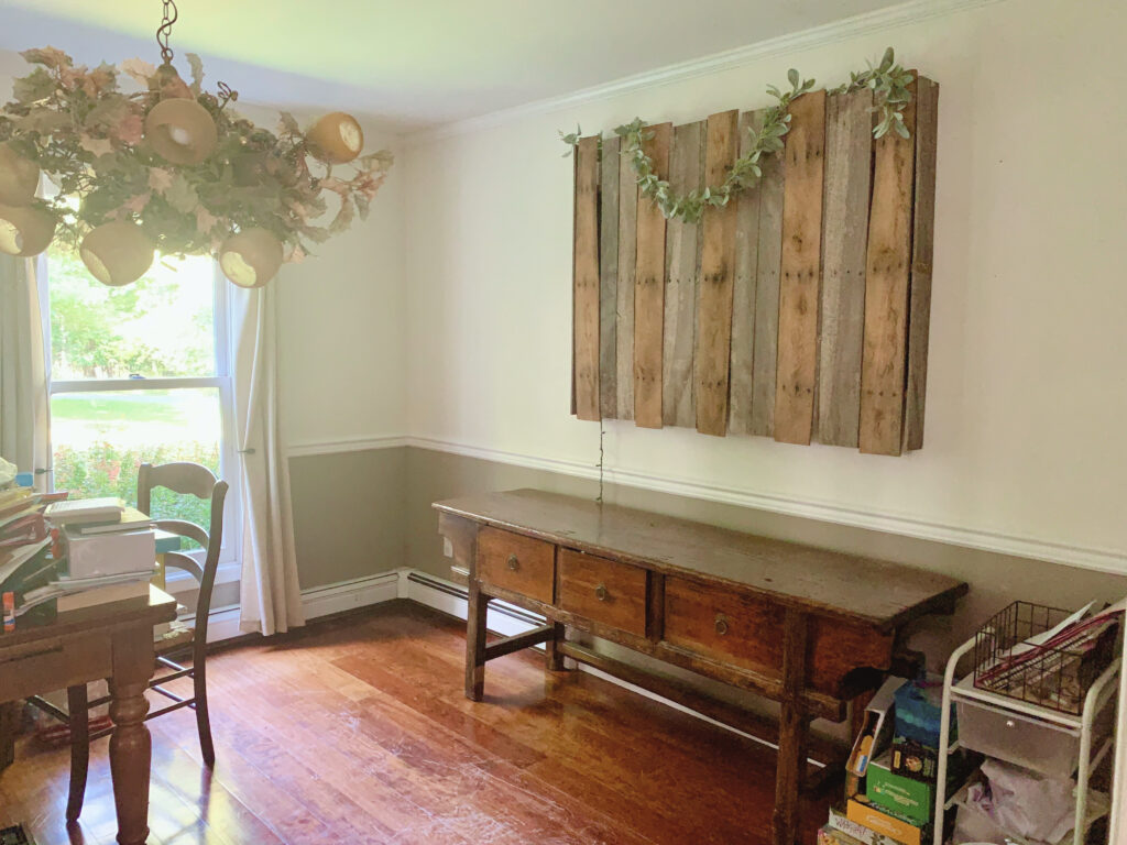 Dining room with dark wood furniture and wooden pallet