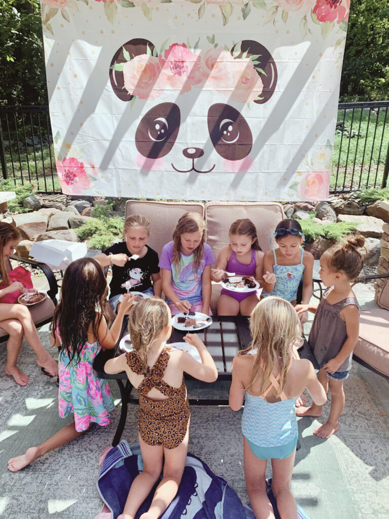 Kids eating cake 